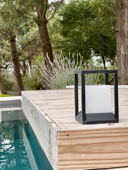 Piscina con deck de madera y farol exterior — proyecto Casa CE, por Estudio FORSCH, en Pinamar