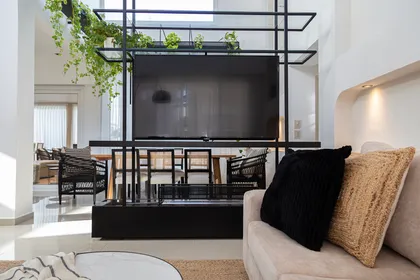 Living moderno con estanterías y chimenea integradas — proyecto Casa Canning, por Gaby Alfonso, en Canning