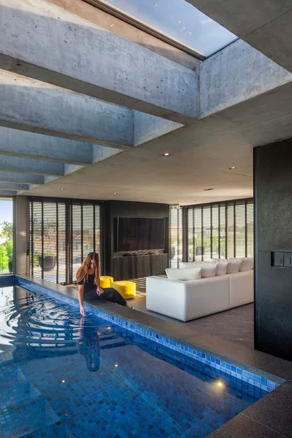 Espacio moderno con piscina interior y techo acristalado — proyecto Water House, por Remy Arquitectos, en Rincón de Milberg