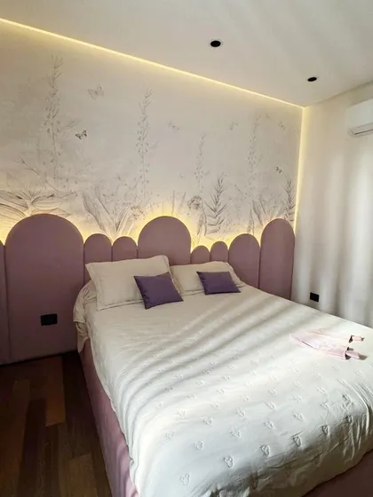 Dormitorio moderno con mural botánico y detalles curvos — proyecto Mariposas, por Picma Empapelados, Murales, Esmerilados, Prints ,Papeles, en Canning