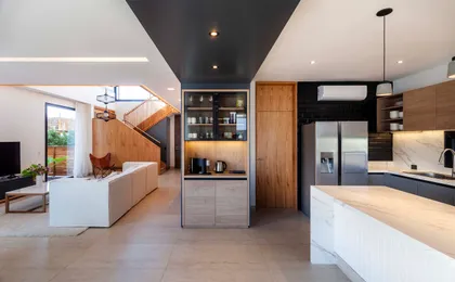 Living comedor moderno con isla de cocina y ventanales amplios — proyecto Castaños, por GO arquitectos , en Rincón de Milberg