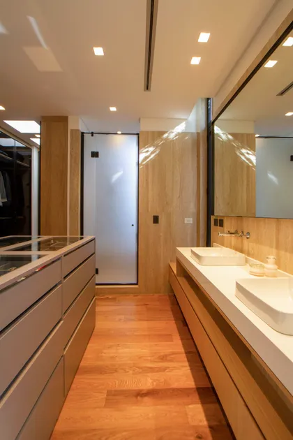 Baño moderno con closet integrado y vanitory doble — proyecto CASA BPO, por radovic_arquitecto, en San Isidro