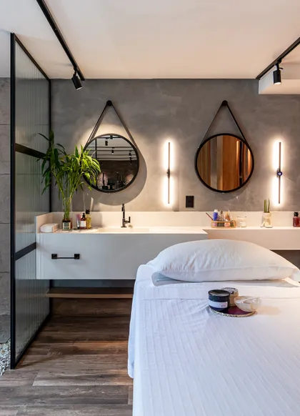 Baño moderno con espejos redondos, iluminación linear y mesada blanca continua — proyecto Casa Aconchego, por Elizangela Sena Arquiteta, en Manaos
