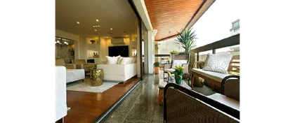 Living moderno integrado a balcón con muebles de exterior — proyecto Aclimação, por ALESSANDRA BRAGGION ARQUITETURA & INTERIORES