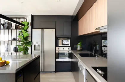 Cocina moderna de dos tonos con isla central y electrodomésticos integrados — proyecto Guayra - Andrea Gonzales, por ABEJA CONCEPT, en Belgrano