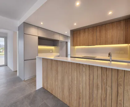 Cocina moderna con isla de madera y acabados nórdicos — proyecto Acacias 265, por BARBALACO ARQUITECTOS, en Belén de Escobar