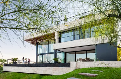 Casa moderna con ventanales amplios y piedra natural — proyecto Casa Porsche, por Remy Arquitectos, en Buenos Aires