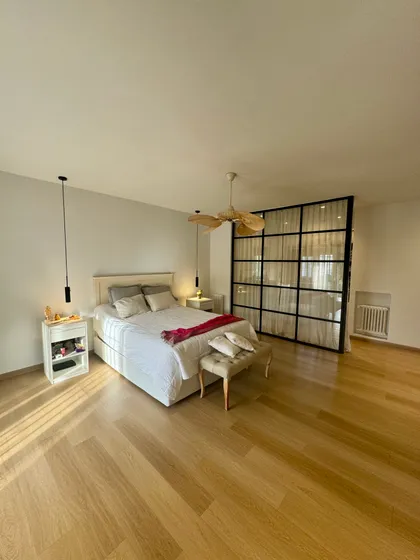Dormitorio moderno con cama blanca, divisor de vidrio y luz natural — proyecto Reforma Casa CH, por BRand arquitectura / BRand homes, en Béccar