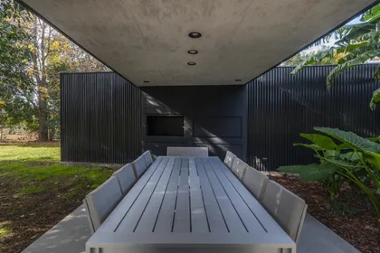 Comedor exterior moderno industrial con techo de hormigón — proyecto Casa Øslo, por Estudio PK, en Belén de Escobar