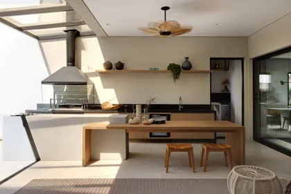Cocina moderna-rústica semi-exterior con isla de madera y tragaluz — proyecto Projeto Destaque Club&Casa, por Barbara Dundes – Arquitetura + Design