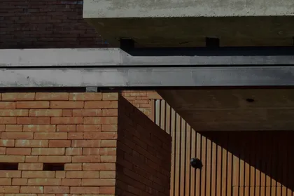 fachada de ladrillos y madera con detalles modernos — proyecto CASA HC, por Daniel Daniele - Oficina de Arquitectura, en Canning