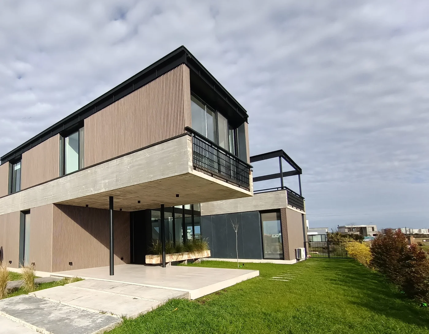 Fachada de vivienda unifamiliar con tubulares en PVC MUCHTEK 