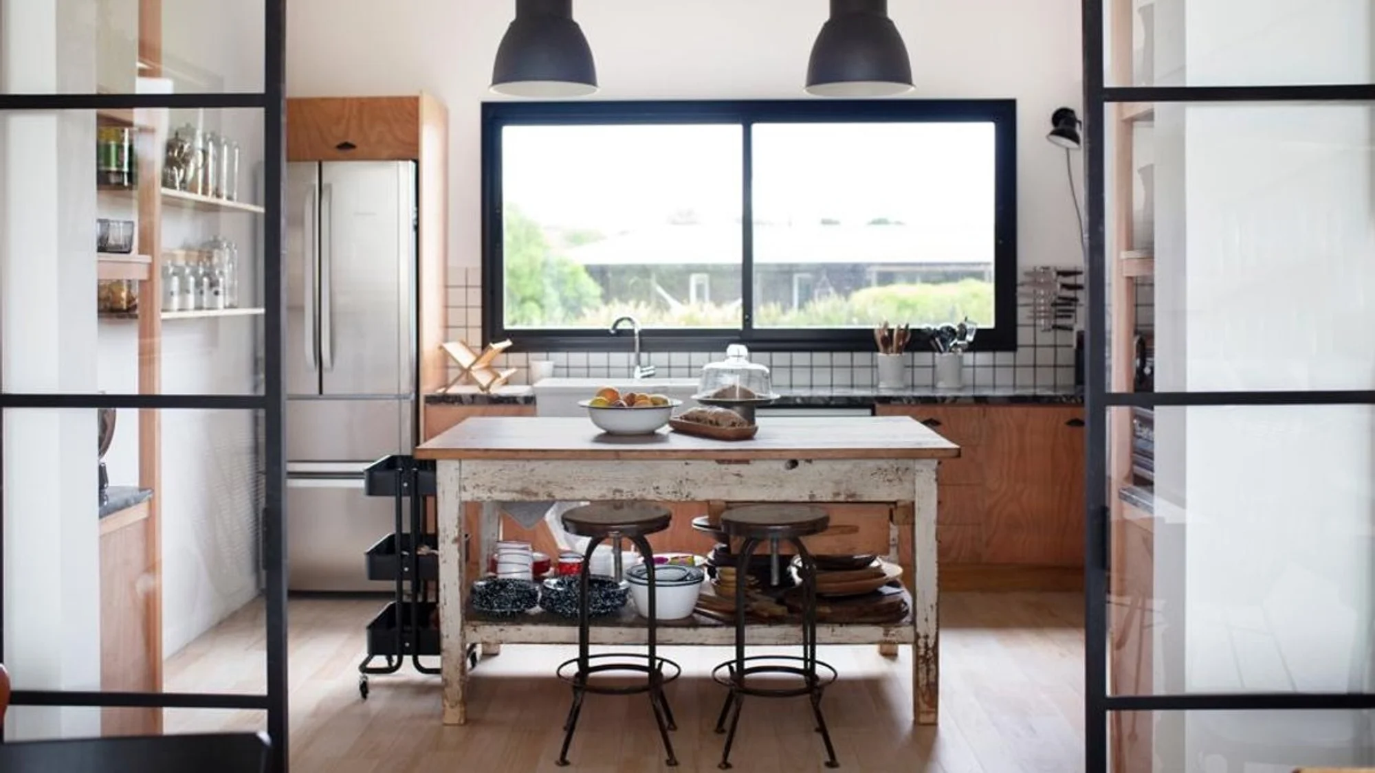 Muebles de cocina: melamina, laqueado o madera, y qué define que duren