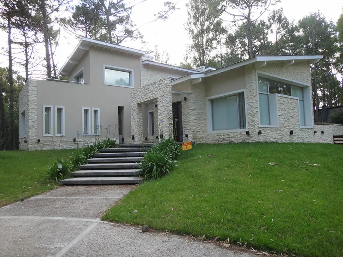 fachada moderna con ladrillo y concreto — proyecto Casa Cariló 2013, por Hugo Zawadski Arquitectos, en Cariló