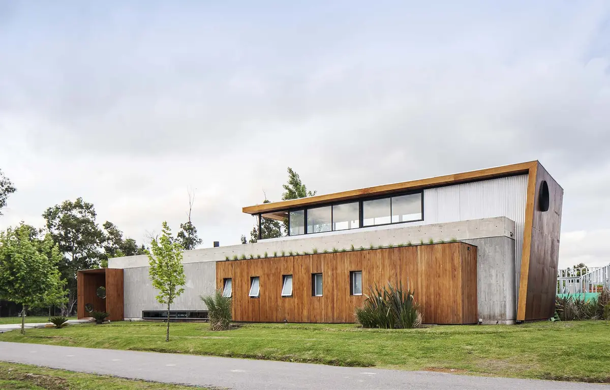Fachada moderna com revestimento de madeira e concreto — projeto Santa Isabel, por Arfuso Arquitectos, em Ingeniero Maschwitz