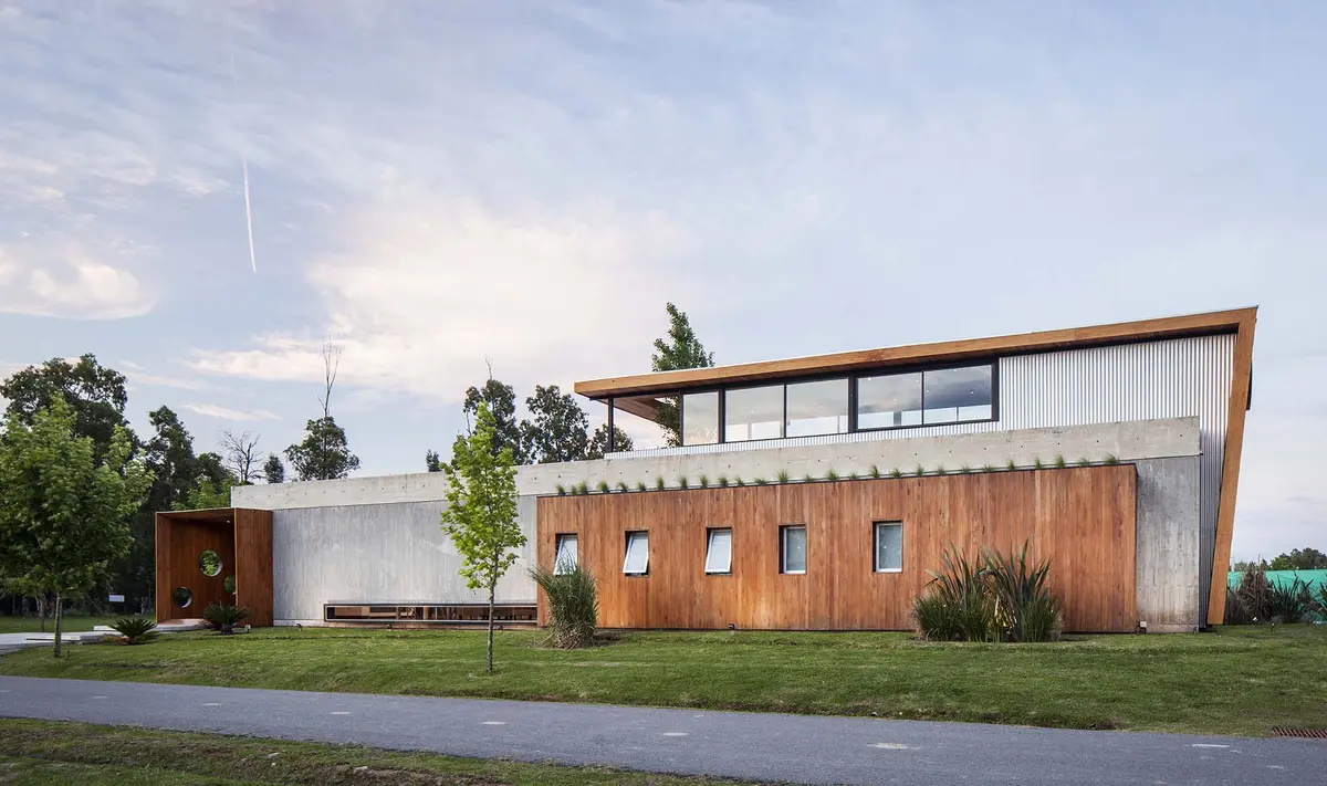 fachada moderna com madeira e concreto — projeto Santa Isabel, por Arfuso Arquitectos, em Ingeniero Maschwitz