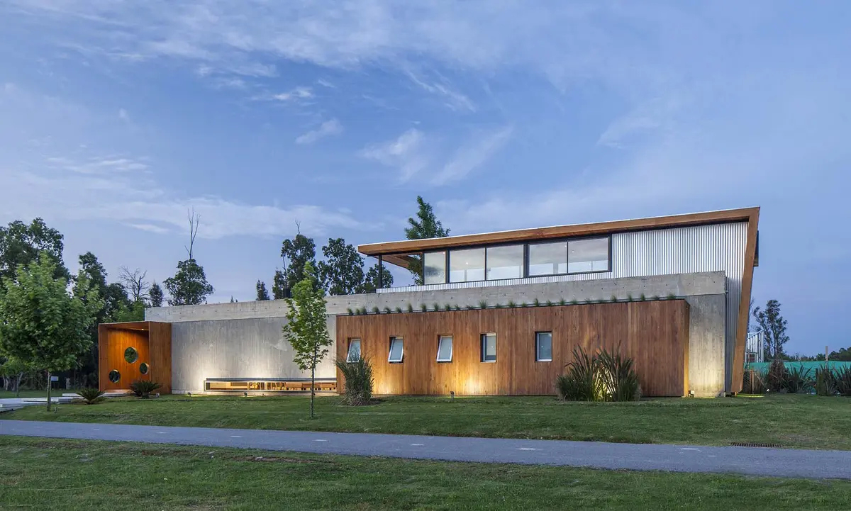 Fachada moderna com painéis de madeira e concreto — projeto Santa Isabel, por Arfuso Arquitectos, em Ingeniero Maschwitz