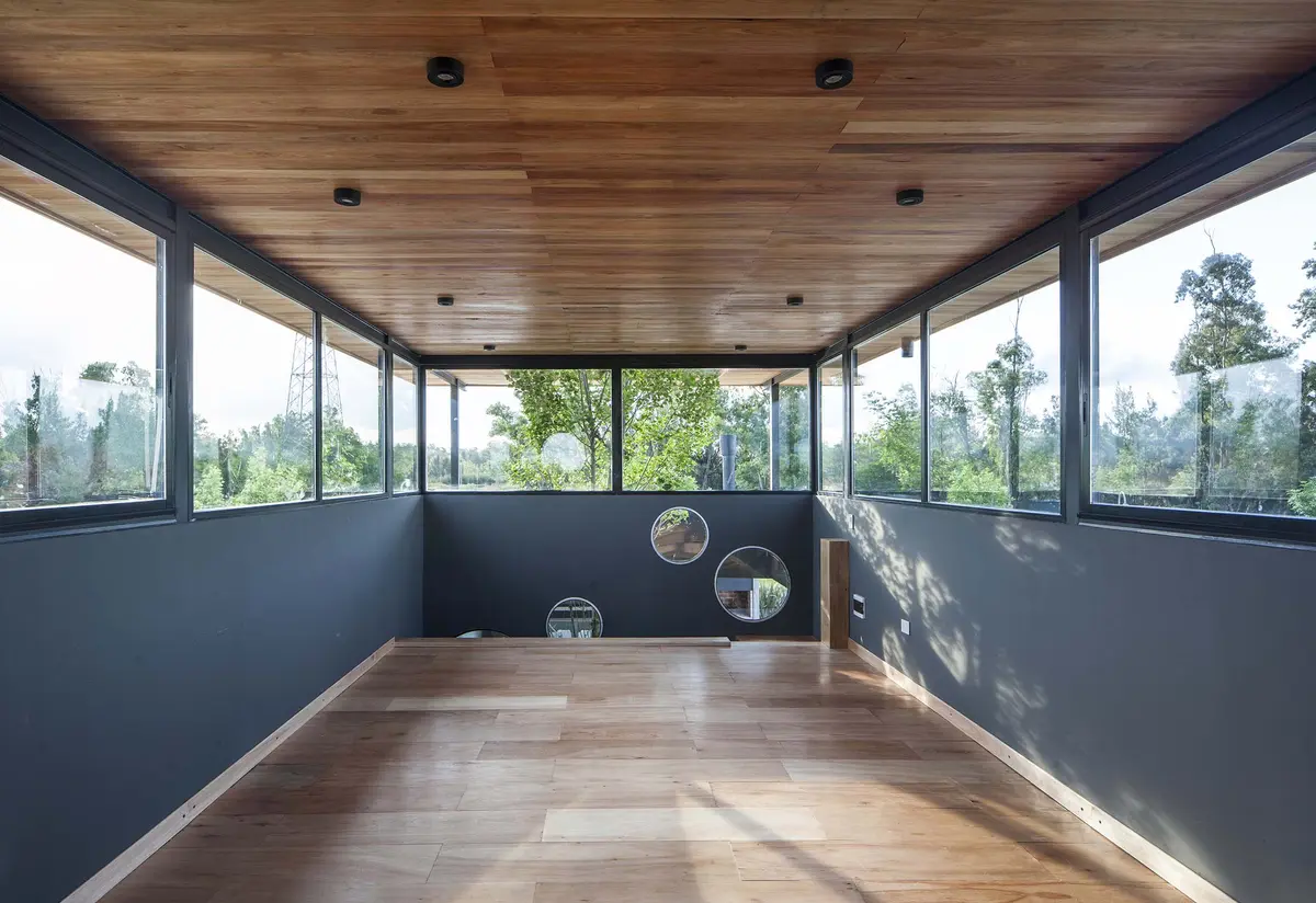 Sala moderna com janelas amplas e teto de madeira — projeto Santa Isabel, por Arfuso Arquitectos, em Ingeniero Maschwitz