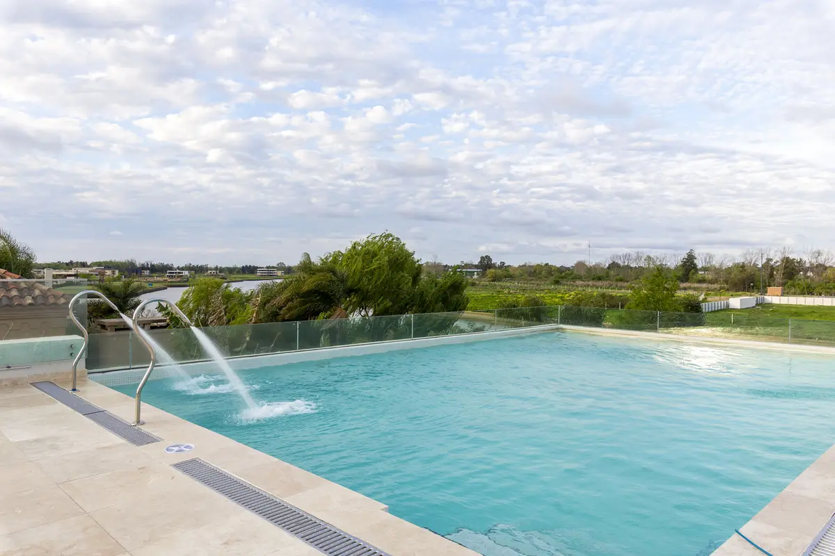 área de piscina moderna ao ar livre com vista rural — projeto Las Caletas, por Arfuso Arquitectos, em Nordelta