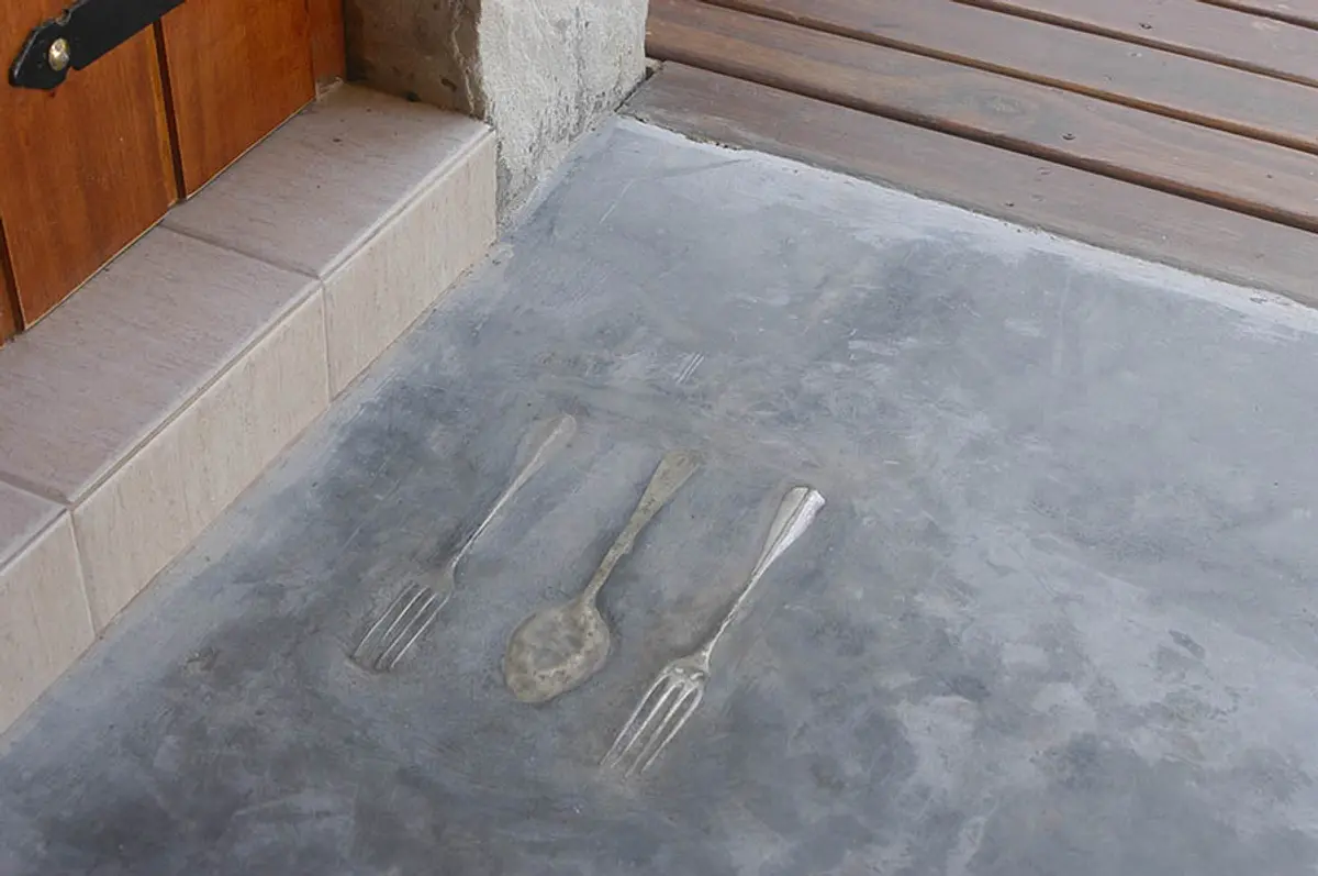 talheres embutidos em piso de cimento — projeto Casa Cariló 2005, por Hugo Zawadski Arquitectos, em Cariló