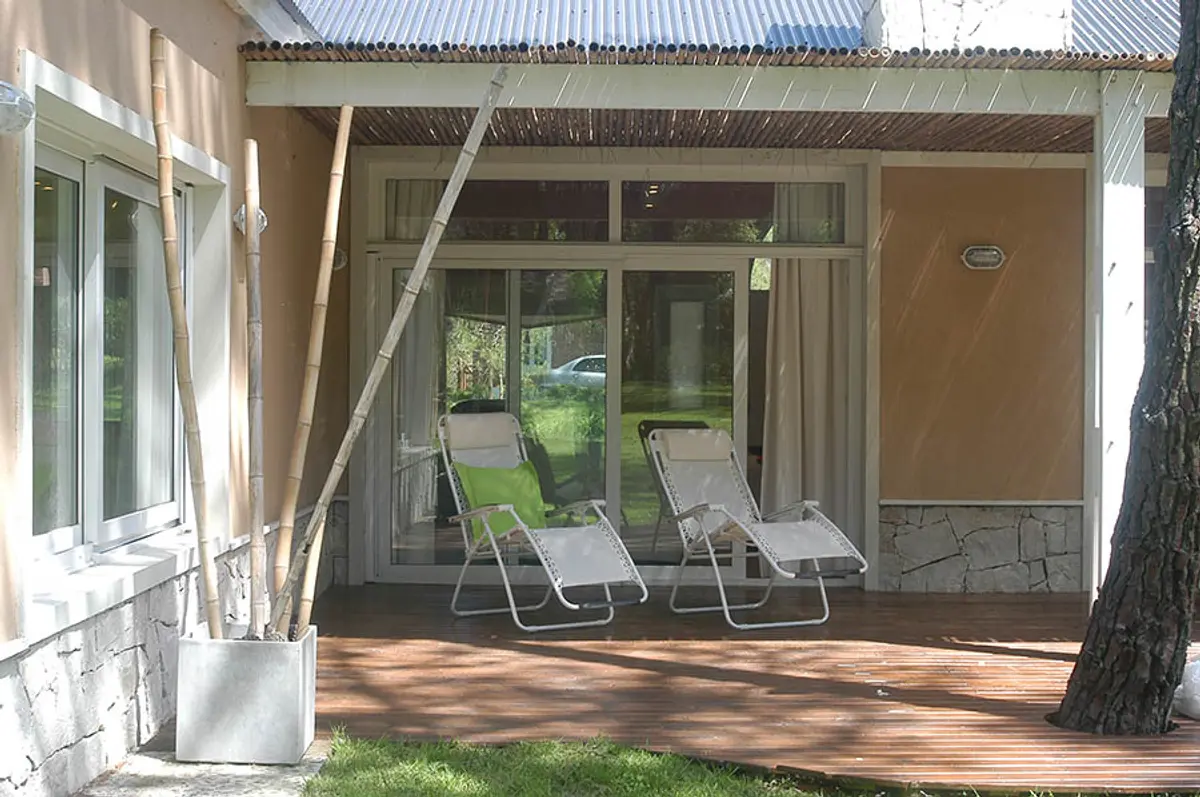 Terraço moderno com deck de madeira e bambu — projeto Casa Cariló 2005, por Hugo Zawadski Arquitectos, em Cariló