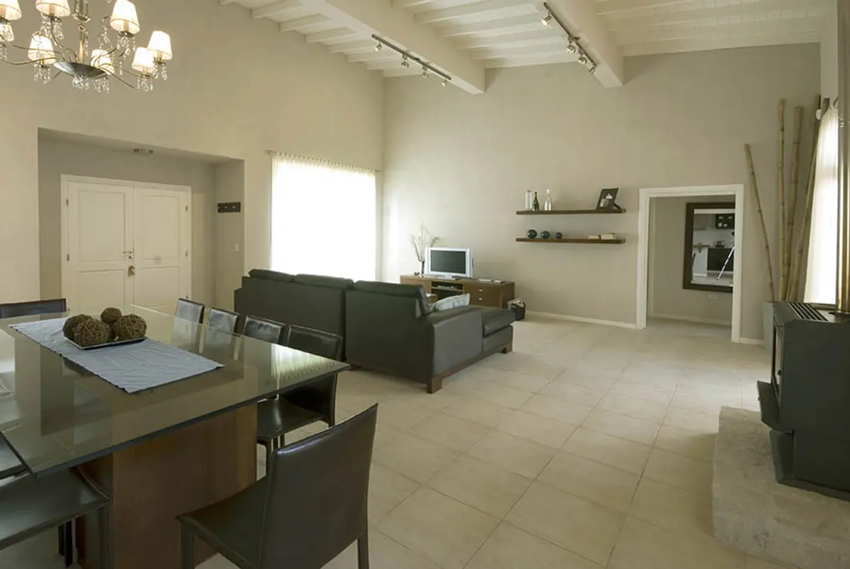 Living moderno con techos altos y vigas expuestas — proyecto Casa Cariló 2007, por Hugo Zawadski Arquitectos, en Cariló