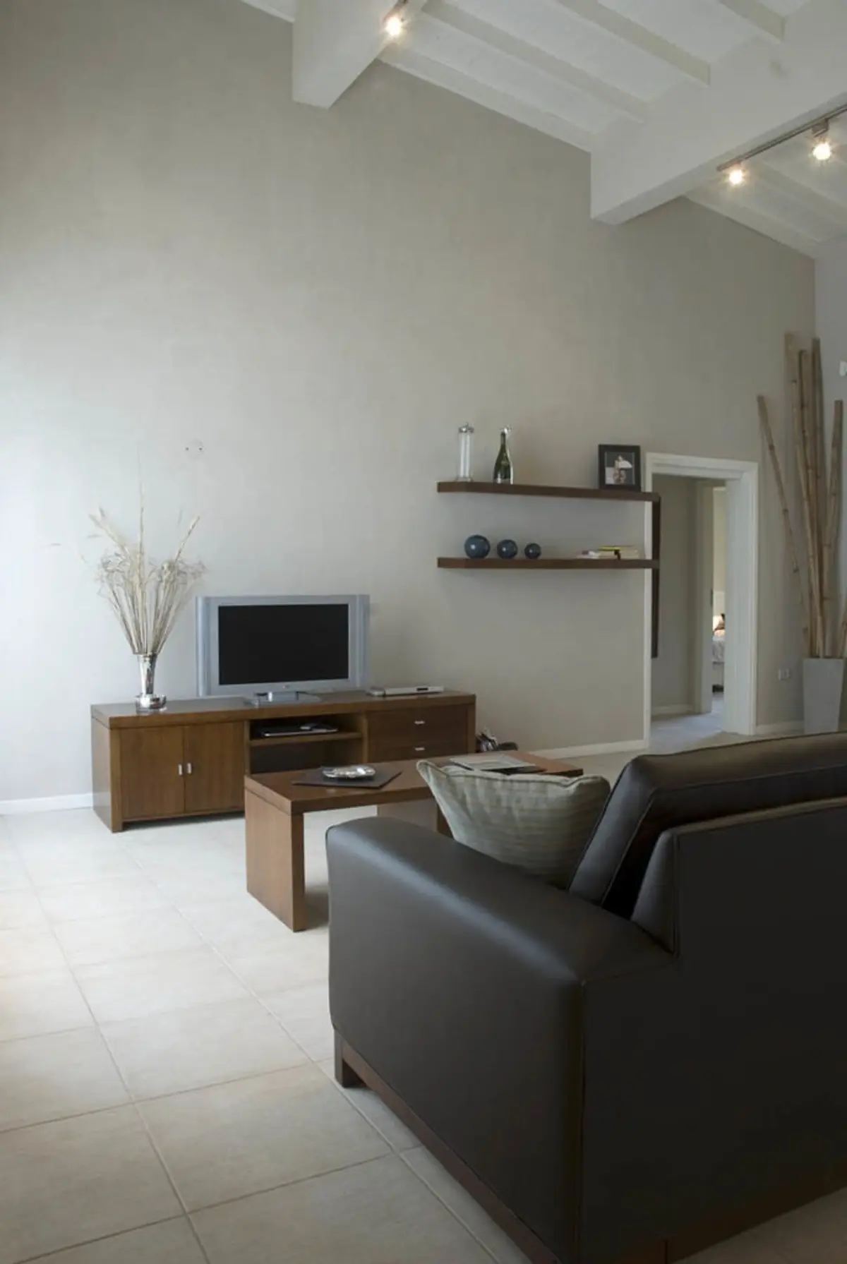 Sala de estar moderna con techo doble altura y vigas expuestas — proyecto Casa Cariló 2007, por Hugo Zawadski Arquitectos, en Cariló