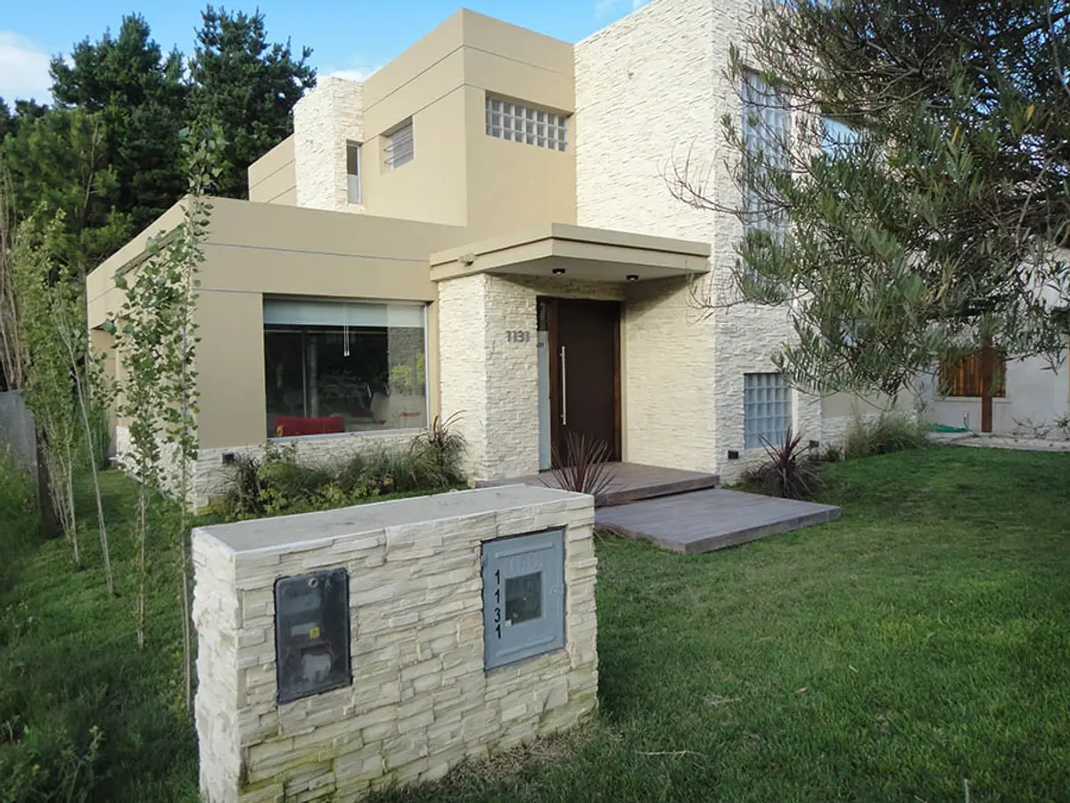 fachada moderna de casa em pedra e concreto — projeto Casa Valeria del Mar 2015, por Hugo Zawadski Arquitectos, em Valeria del Mar