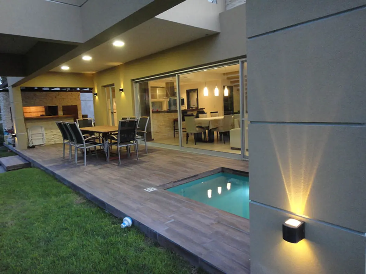 terraço moderno com piscina e área de jantar externa — projeto Casa Valeria del Mar 2015, por Hugo Zawadski Arquitectos, em Valeria del Mar
