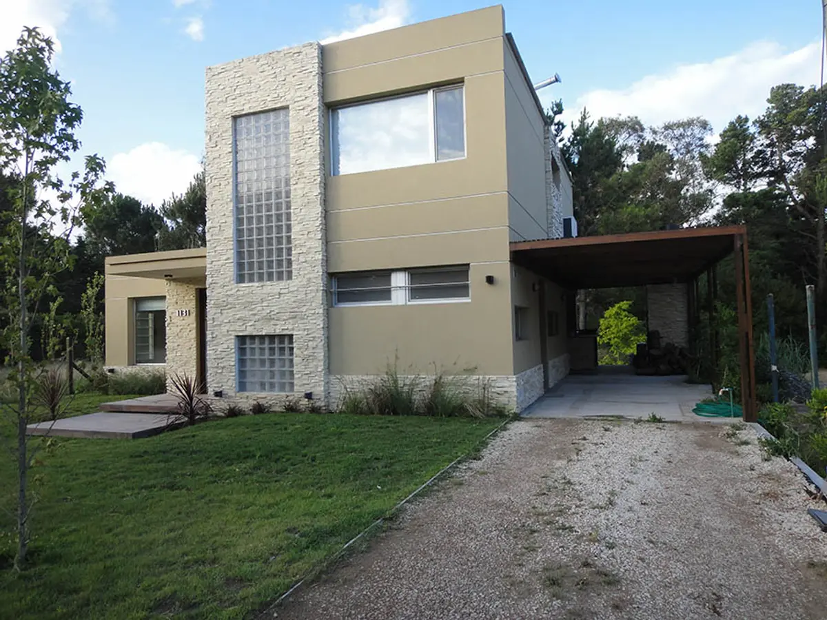 fachada moderna com janelas grandes e concreto — projeto Casa Valeria del Mar 2015, por Hugo Zawadski Arquitectos, em Valeria del Mar