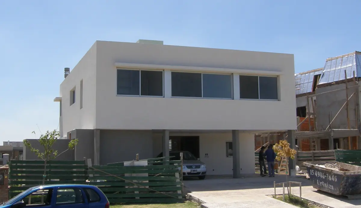 fachada moderna de casa con grandes ventanales — proyecto Alisos41, por Carlos Fiamberti, en Los Alisos