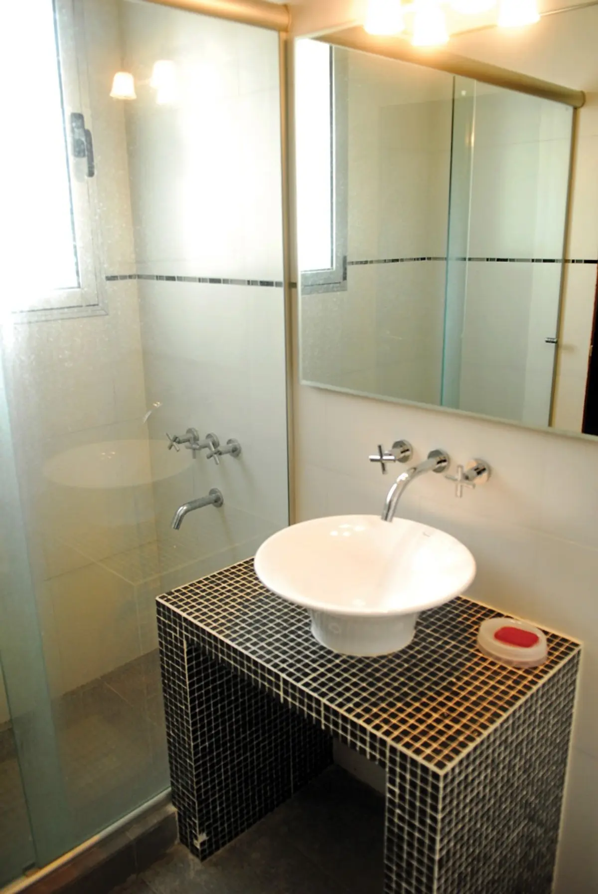 Banheiro moderno com bancada de mosaico e cuba de pedestal — projeto Casa El Recodo, por Fhee Construcciones, em Garin