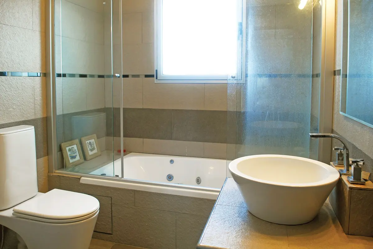 Banheiro moderno com banheira freestanding e pia de cuba — projeto Casa El Recodo, por Fhee Construcciones, em Garin