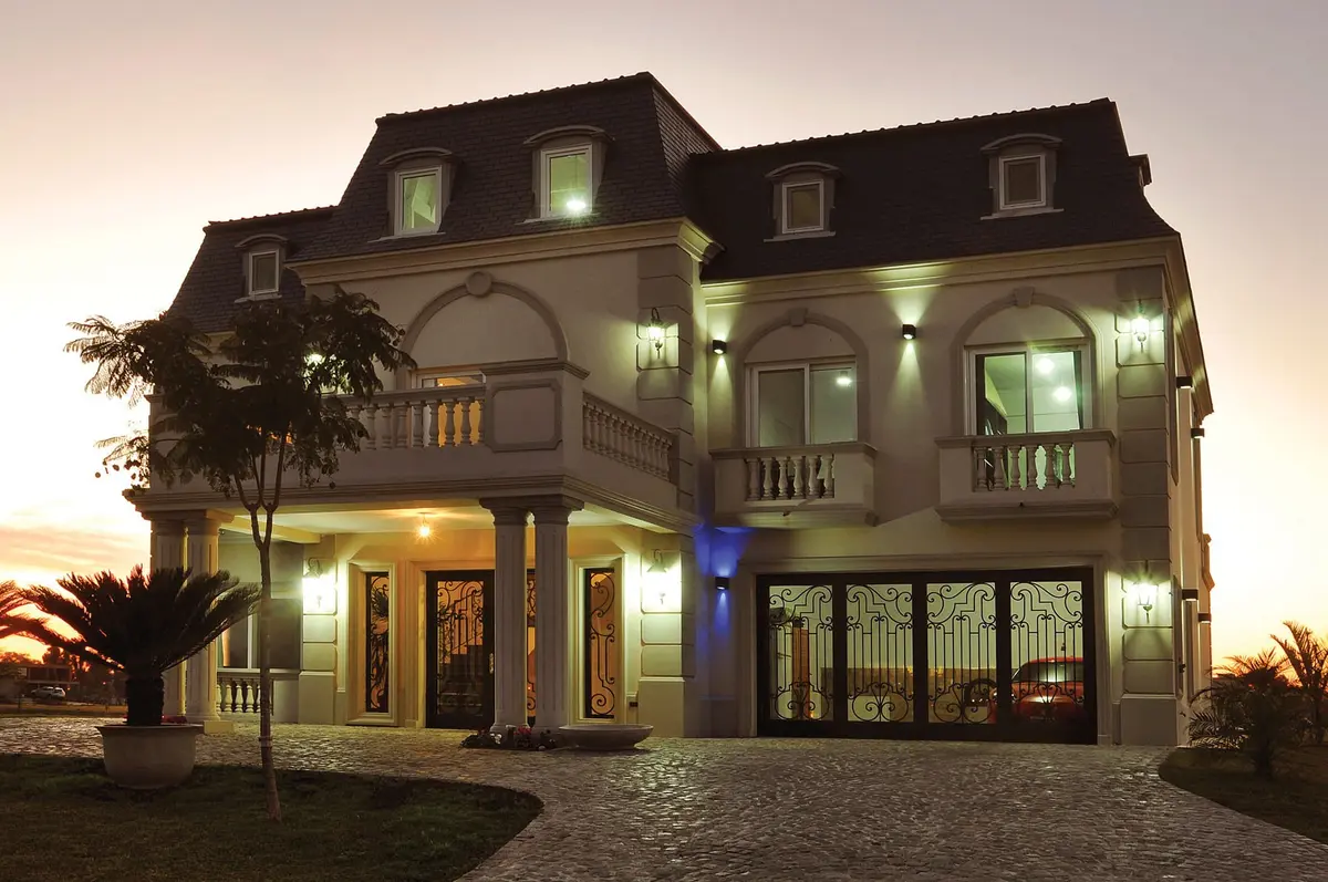 fachada de casa luxuosa estilo mediterrâneo ao entardecer — projeto Casa 4, por Fhee Construcciones, em Nordelta