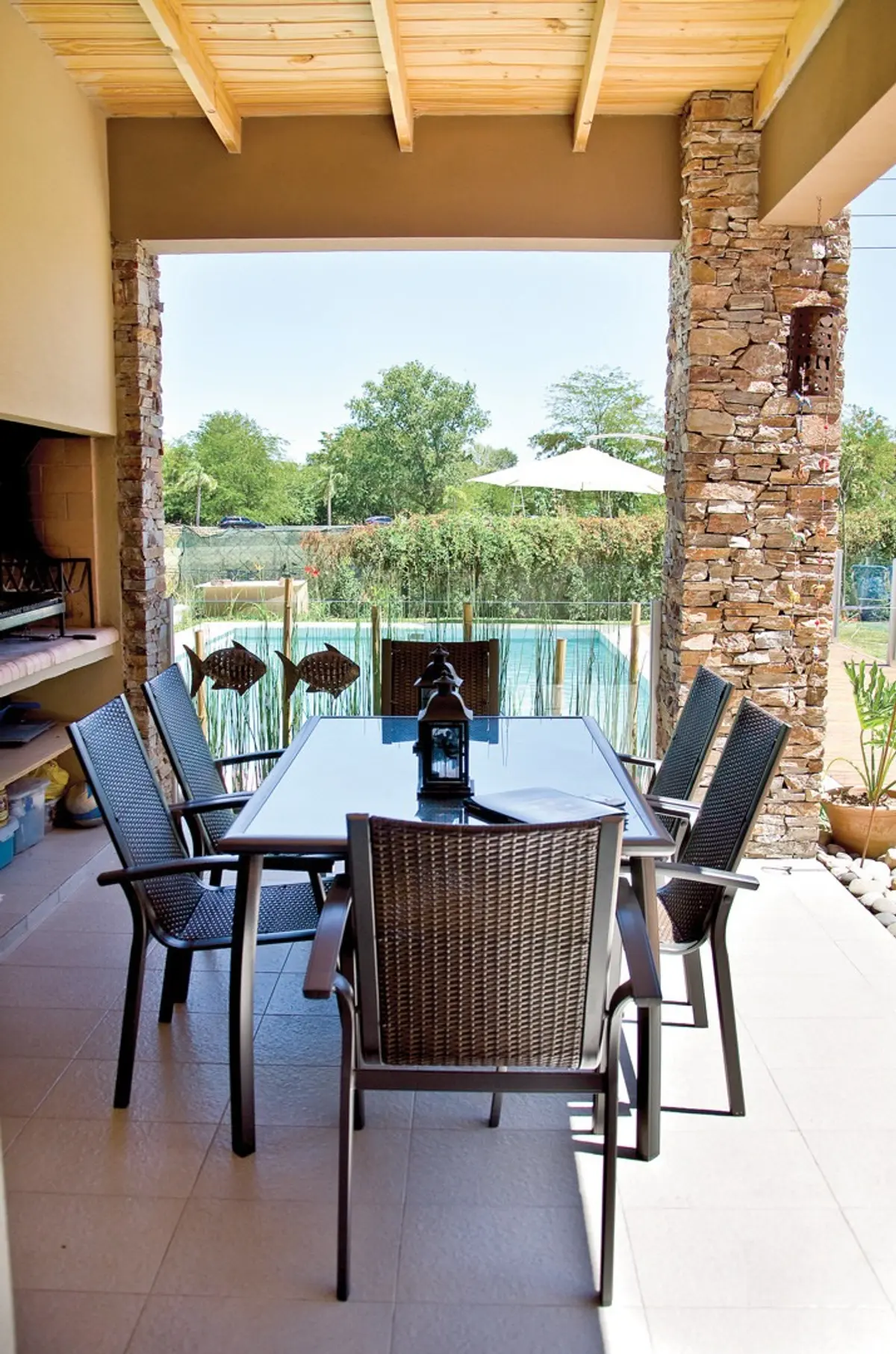 Sala de jantar externa coberta com vista para piscina e vegetação — projeto Casa 3, por Fhee Construcciones, em Rincón de La Costa