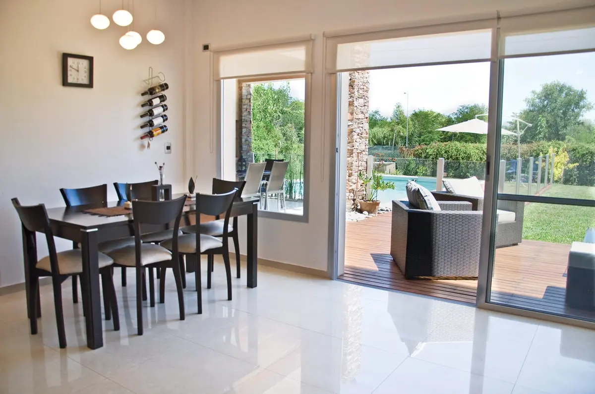 Sala de jantar moderna com janelas amplas e vista para área externa — projeto Casa 3, por Fhee Construcciones, em Rincón de La Costa