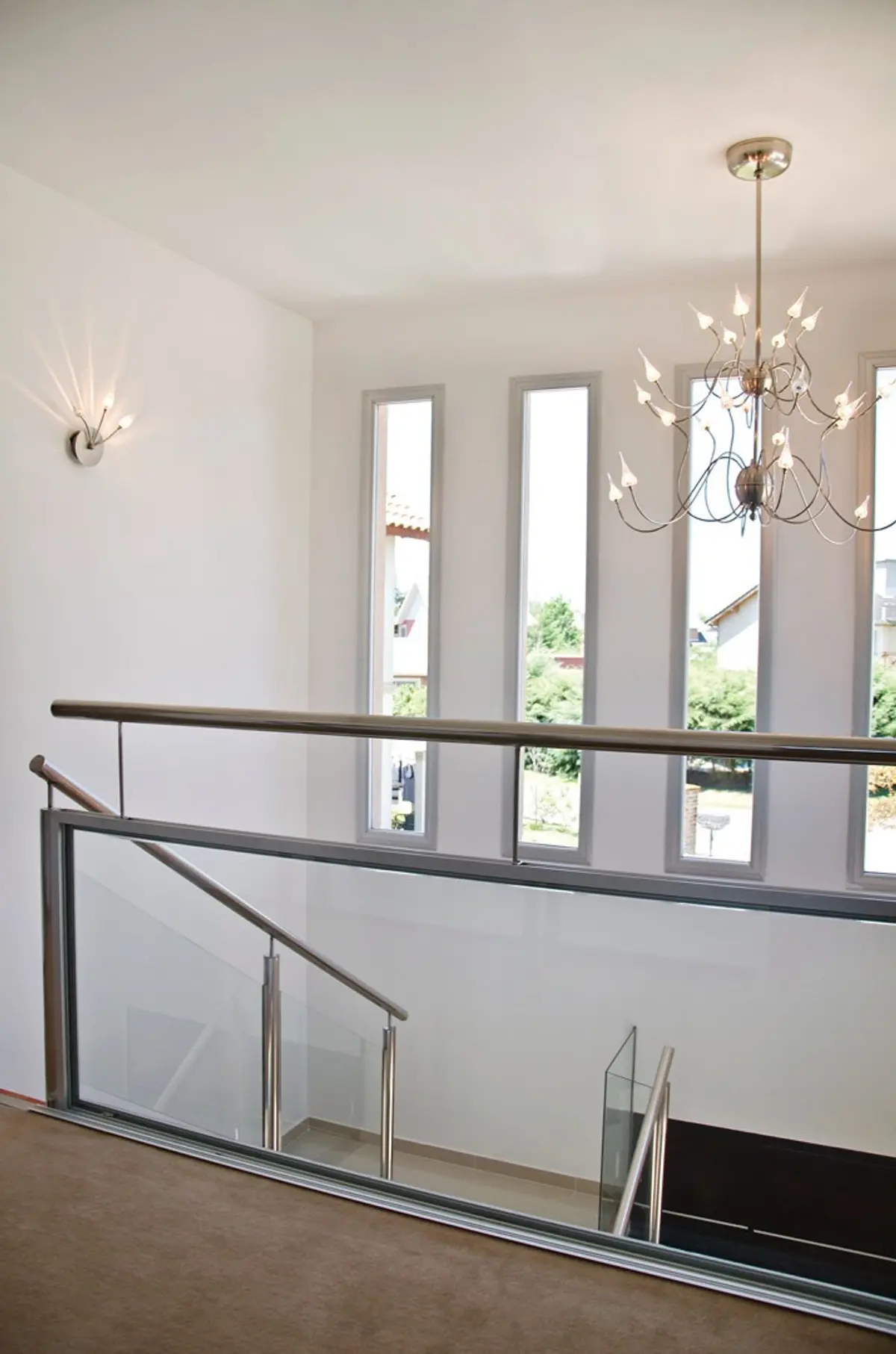 Escaleras modernas con barandales de vidrio y ventanas altas — proyecto Casa 2, por Fhee Construcciones, en Rincón de La Costa