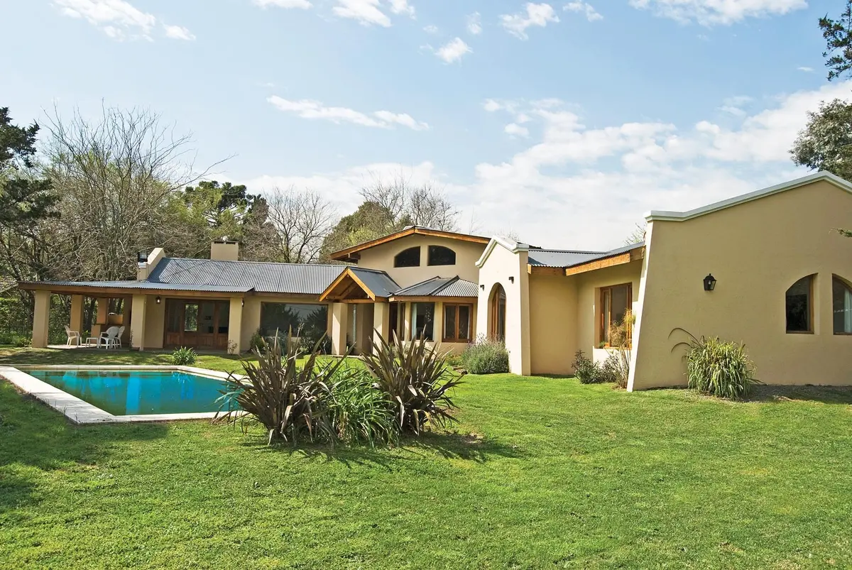 Casa moderna mediterrânea com piscina e jardim em área rural — projeto Casa 1, por Fhee Construcciones, em El Cazador