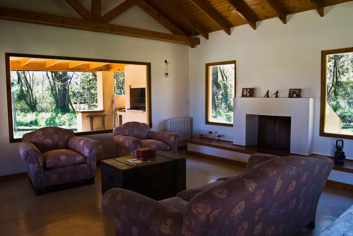 Living comedor campestre con hogar y vista al bosque — proyecto Casa 1, por Fhee Construcciones, en El Cazador