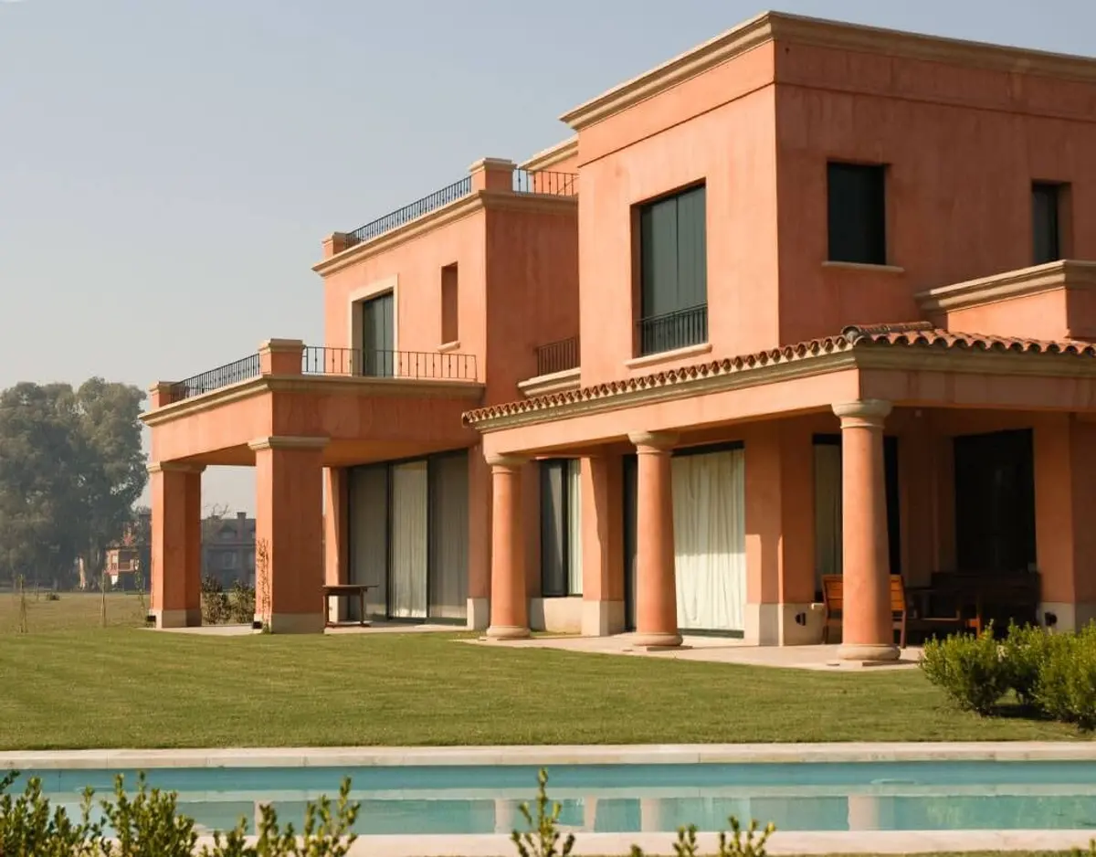 Residência moderna mediterrânea com fachada em estuque terracota e piscina — projeto Aire de Campo, por Ricardo Pereyra Iraola