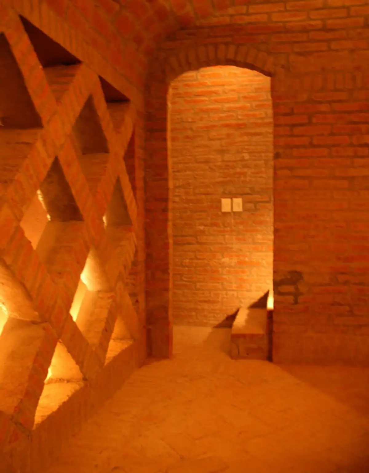 bodega subterránea de ladrillos con estanterías de celosía — proyecto Aire de Campo, por Ricardo Pereyra Iraola 