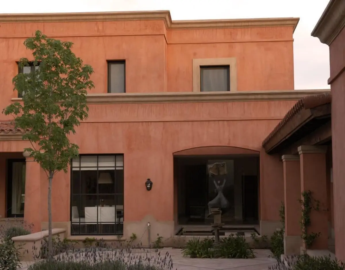 fachada mediterrânea com detalhes em terracota e arcos — projeto Aire de Campo, por Ricardo Pereyra Iraola