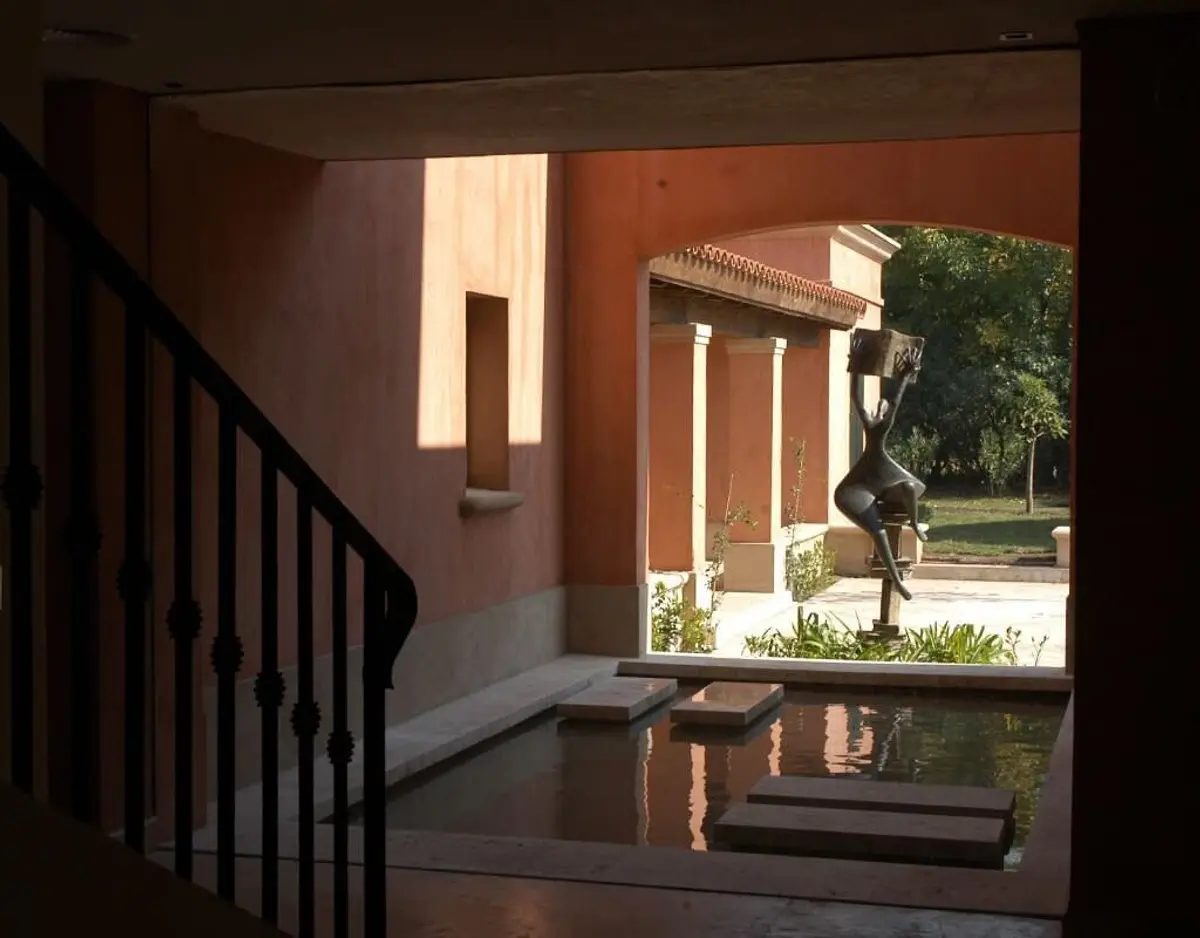patio con escultura moderna y fuente de agua — proyecto Aire de Campo, por Ricardo Pereyra Iraola 