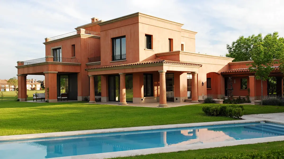 Casa mediterrânea moderna com piscina e jardim — projeto Aire de Campo, por Ricardo Pereyra Iraola