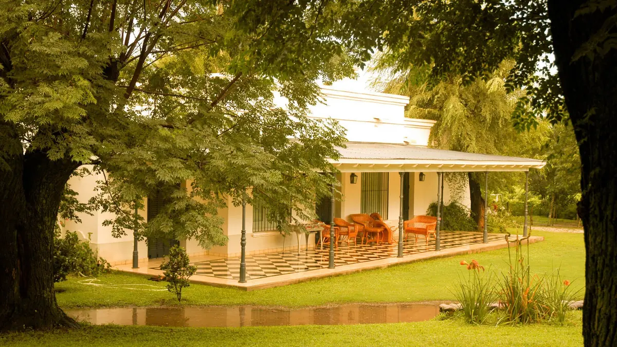 Fachada rural con pérgola y muebles de exterior — proyecto Alta Gracia, por Ricardo Pereyra Iraola , en Alta Gracia