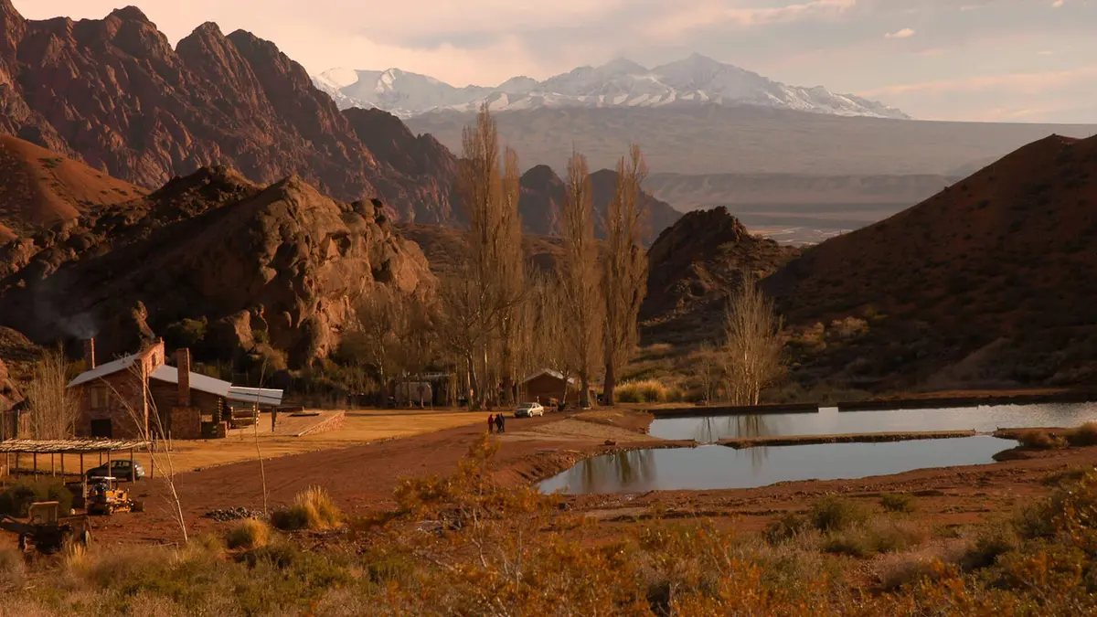 casa rústica em paisagem montanhosa com lago — projeto Cerro de Uspallata, por Ricardo Pereyra Iraola, em Uspallata