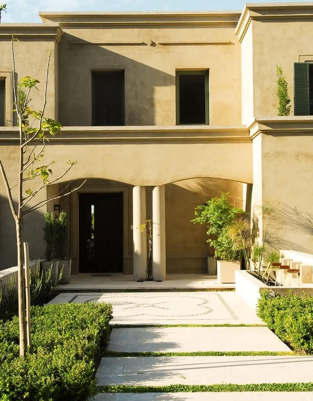 Fachada de casa mediterrânea moderna com caminhos geométricos — projeto Fondo al Golf, por Ricardo Pereyra Iraola