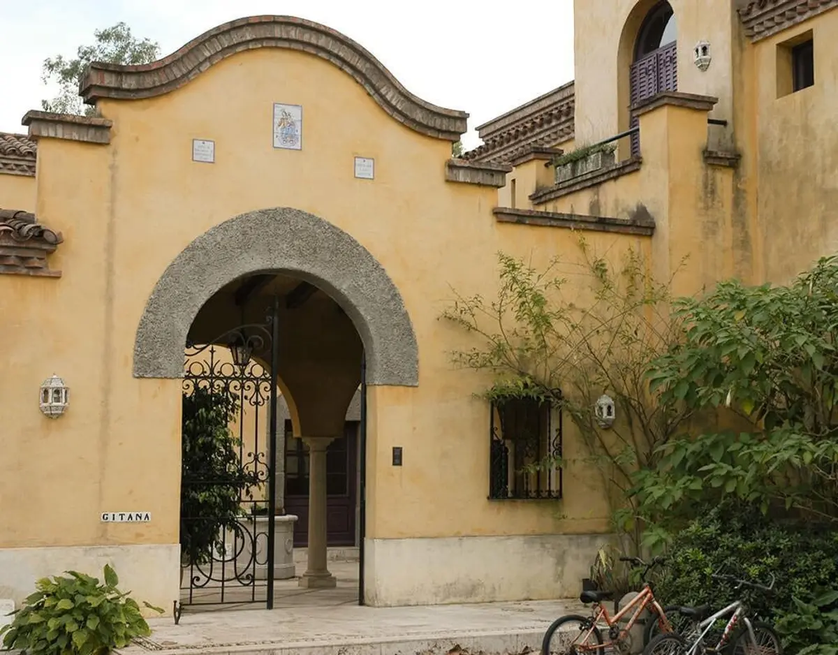 Fachada mediterránea con arco y patio central — proyecto Gitana, por Ricardo Pereyra Iraola 