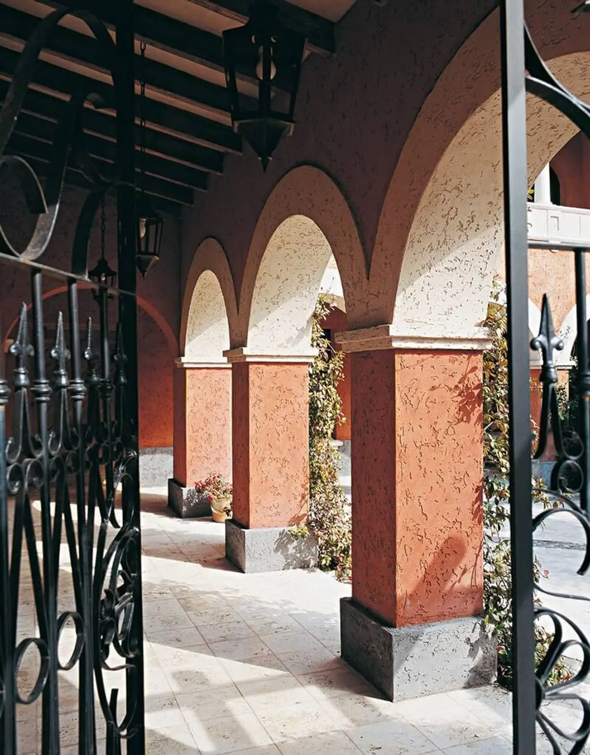 Área externa com arcos e pilares em terracota — projeto Las Arcadas, por Ricardo Pereyra Iraola