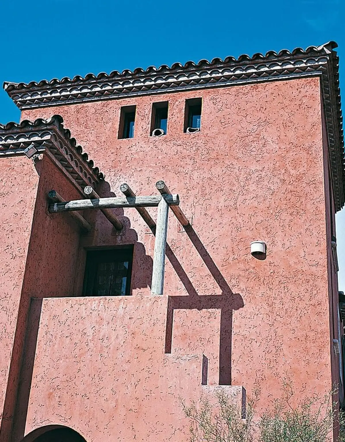 fachada mediterrânea rústica com pérgola e telhado de telhas — projeto Las Arcadas, por Ricardo Pereyra Iraola